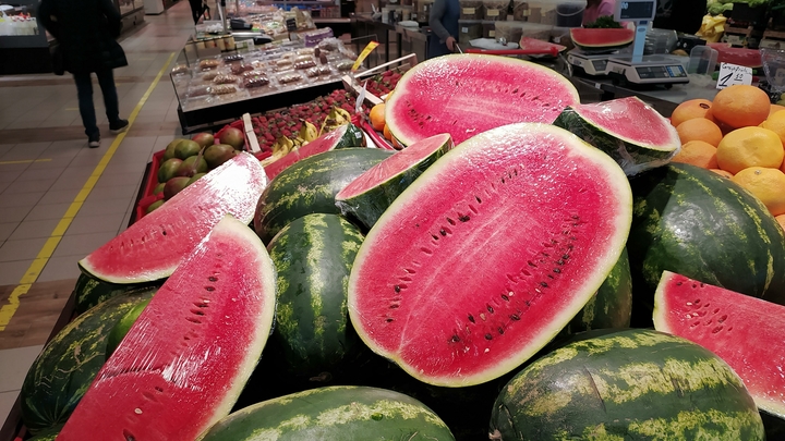 Всего пара минут: Русский показал, как легко нарезать арбуз