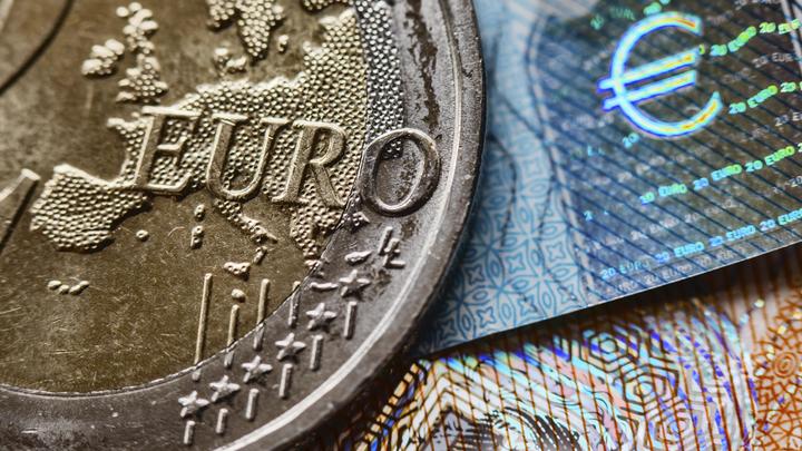 Новости о торговой войне помогли евро обновить трехнедельный максимум