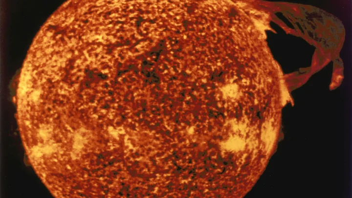 Солнце повернулось к Земле огромной дырой в форме динозавра