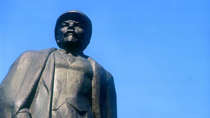 На главную площадь в Мелитополе вернули легендарную статую Ленина