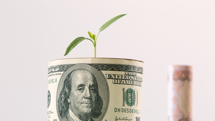 Рубль слабеет на глазах: Курс доллара на бирже подскочил выше 80