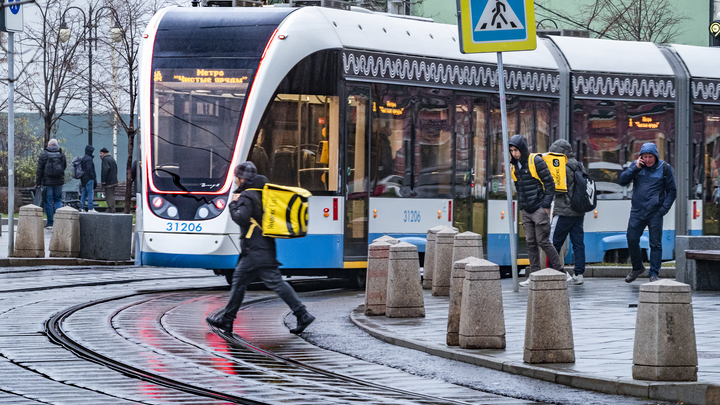 В центре Краснодара из-за отключения подстанции встали трамваи и троллейбусы