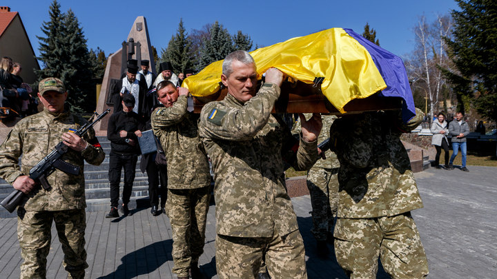 Читатели NYT удивились странному фото про Украину: Зеленский уже в гробу?