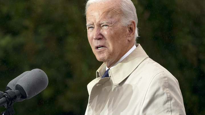 Бедняга Джо в эфире: Байден забыл речь и заблудился, слезая со сцены