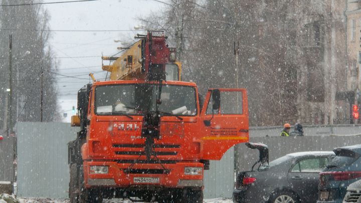 В Перми достали «Газель», которая целиком провалилась под землю на оживленном шоссе