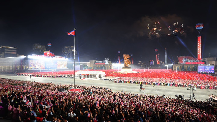 Встанем!: Русский хит пронял даже суровых генералов КНДР