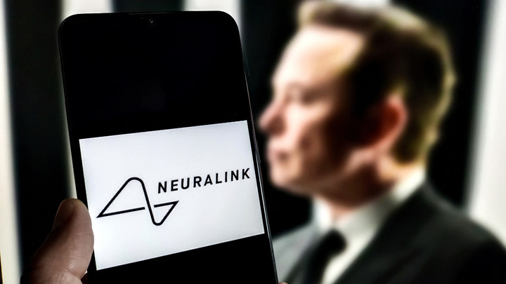 Компания Илона Маска Neuralink впервые вживила чип в мозг человека