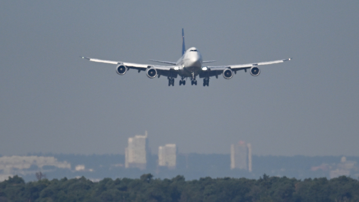 Летевший в Москву самолёт экстренно сел в Красноярске из-за массовой драки на борту
