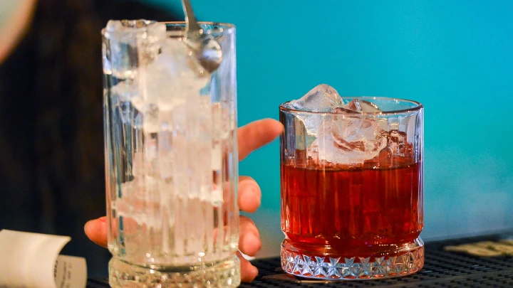 Жительница Санкт-Петербурга выпила на корпоративе коктейль с жидким азотом и уехала в больницу