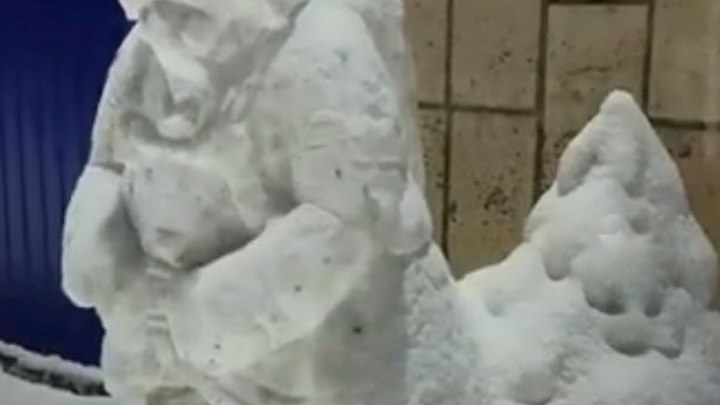 В Новочеркасске сотрудник МЧС слепил из снега скульптуру пожарного
