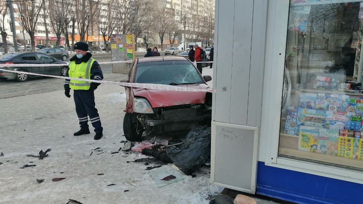 В Челябинске иномарка врезалась в киоск на остановке, погиб человек