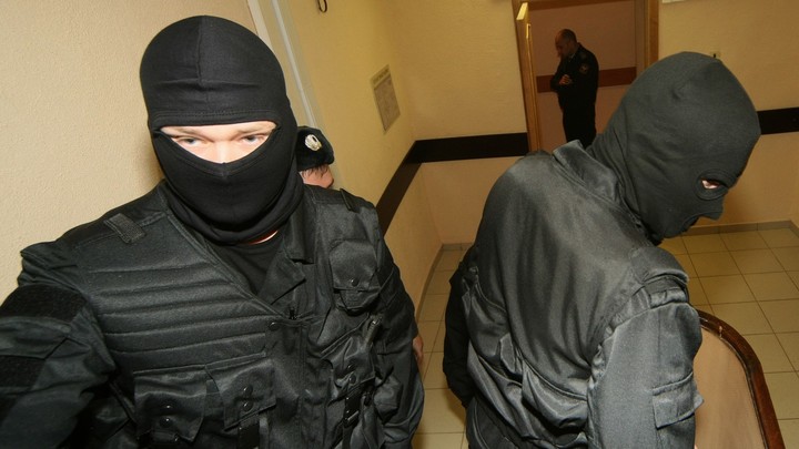 «С пяти утра орешь!»: разъяренный челябинец напал с ремнем на незнакомок