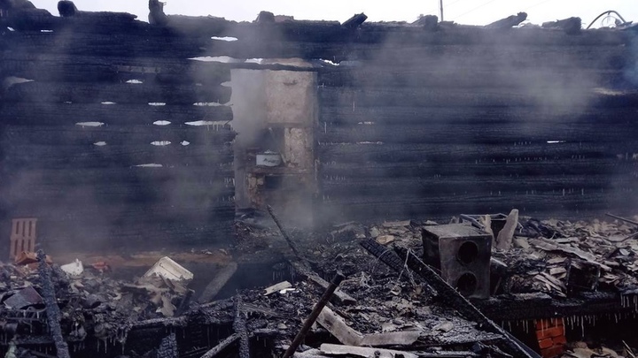 Три человека погибли в доме, рухнувшем при пожаре в Челябинской области