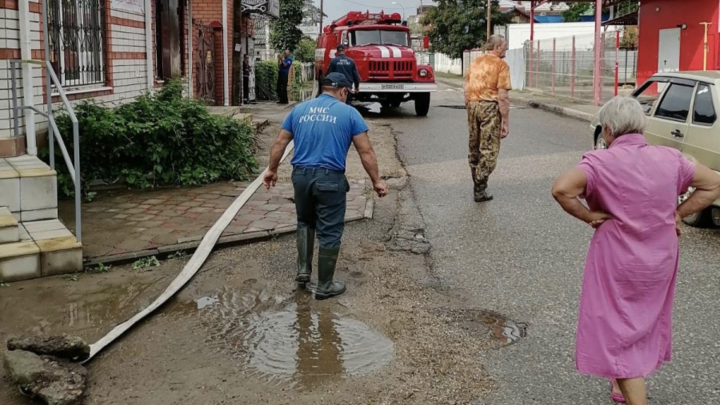 В Апшеронске после ливней эвакуировали восемь человек