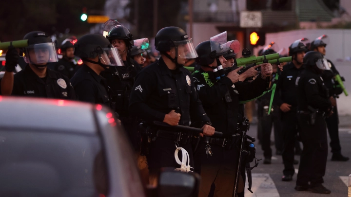 Мигранты громят Калифорнию, но это не просто бунты: Трамп бьётся с новым Байденом