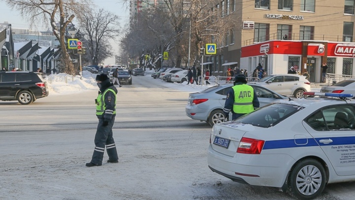 Полиция выясняет, как Mitsubishi сбил 22-летнюю мать с детьми в Челябинске