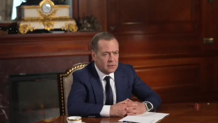 Медведев: Киеву помогает весь мир, а Россия оснащает себя для СВО сама