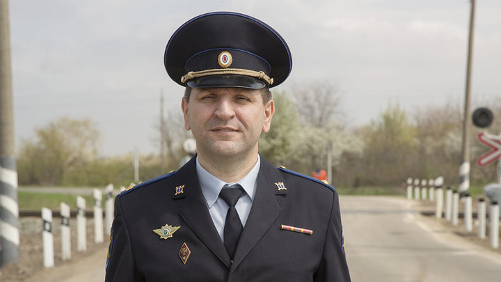 Следователь полиции вытащил двух мужчин из застрявшей перед поездом машины