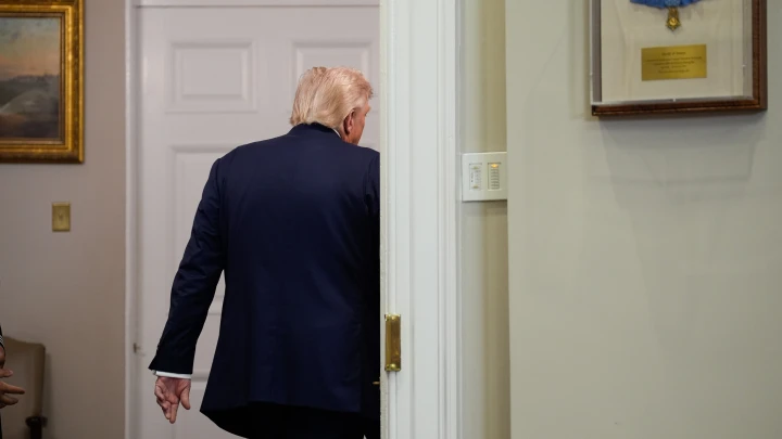 Метаниям Трампа по поводу России нашли объяснение: Вот что творится за закрытыми дверями Овального кабинета
