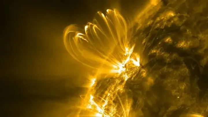 Ученые: Грозит ли оторвавшийся от Солнца протуберанец Земле