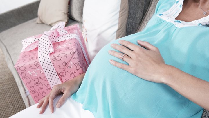 Декретный отпуск с первых месяцев. Какие гарантии следует дать мамам в России?