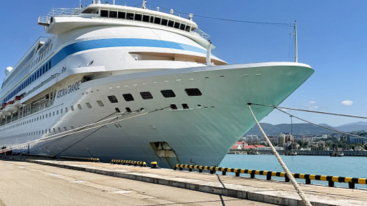 Круизный лайнер Astoria Grande отправился в первый за лето рейс из Сочи в Турцию