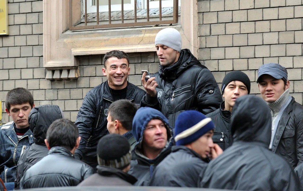 Украина, вперёд на Москву: В Москве двое неизвестных узбекской внешности вывесили плакат со свиньёй. Теперь их ищет полиция