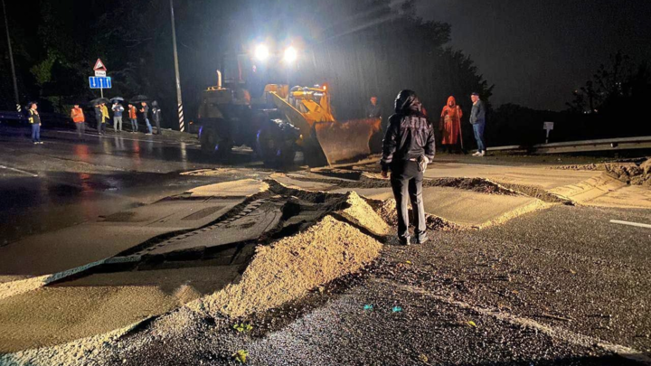 Упрдор: рабочие засыпают разломы на трассе Джубга — Сочи асфальтовой крошкой