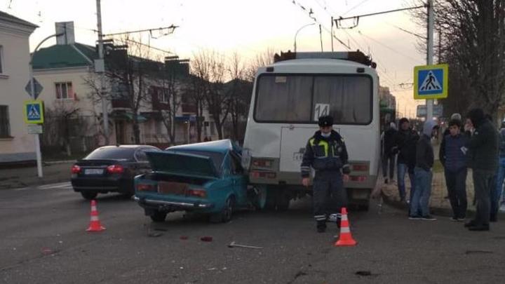 В Майкопе столкнулись пассажирский автобус и легковушка