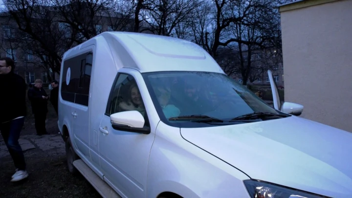 В добрый путь: Многодетная семья из ЛНР получила восьмиместный минивэн