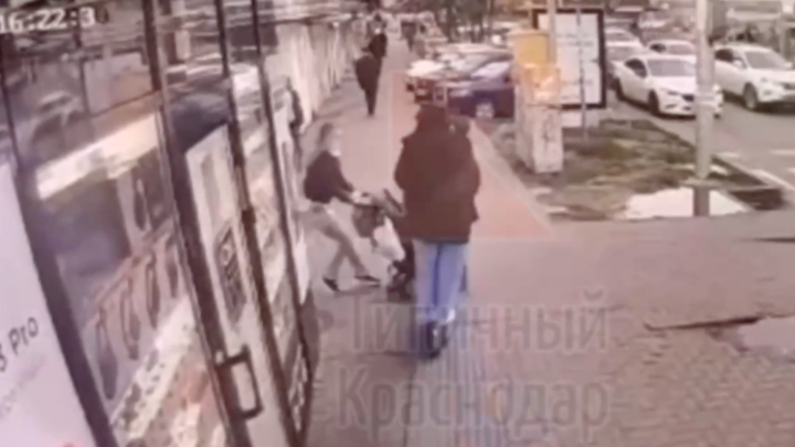 Подростки на электросамокате врезались в коляску с годовалым ребёнком в Краснодаре