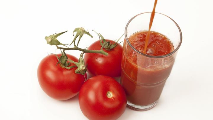Врач-кардиолог Альфред Богданов посоветовал пить в жаркую погоду томатный сок