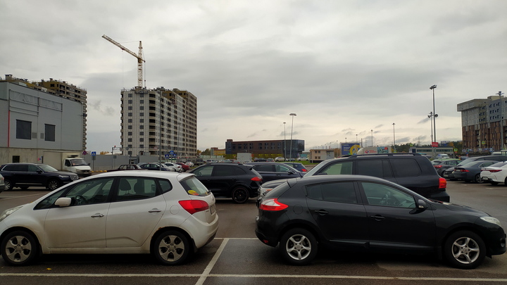 Строители в Екатеринбурге запачкали дорогие авто монтажной пеной