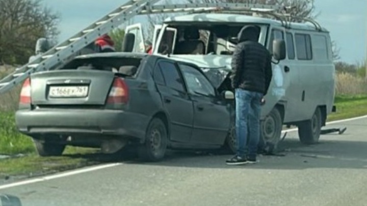 Специалисты Россетей попали в дорожную аварию на трассе Азов – Самарское. Есть пострадавшие