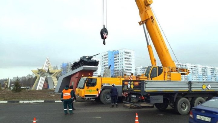 В Кемерове у кадетского училища сняли с постамента танк Т-34