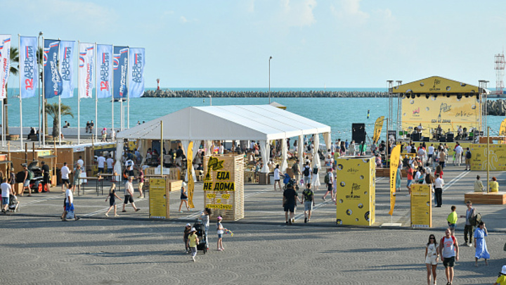 В Сочи на площади Южного мола открылся фестиваль Еда не дома