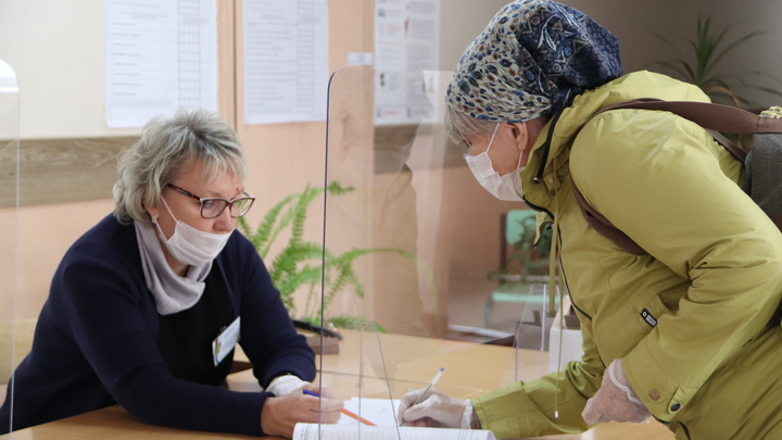 В Новосибирске в первый день голосования у избирательных участков выстроились огромные очереди