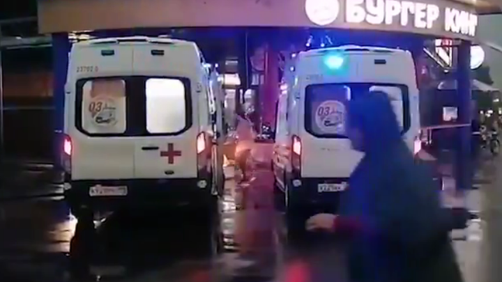 В Петербурге двух человек ранило упавшей конструкций во время грозы