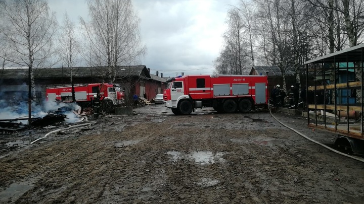В Ленинградской области пожар уничтожил мебельный склад