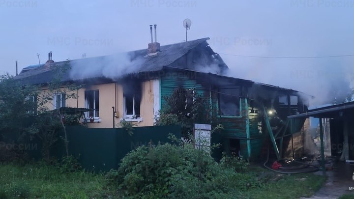 В Кольчугино из двух горящих домов спасатели вынесли парализованных и угоревших пенсионеров