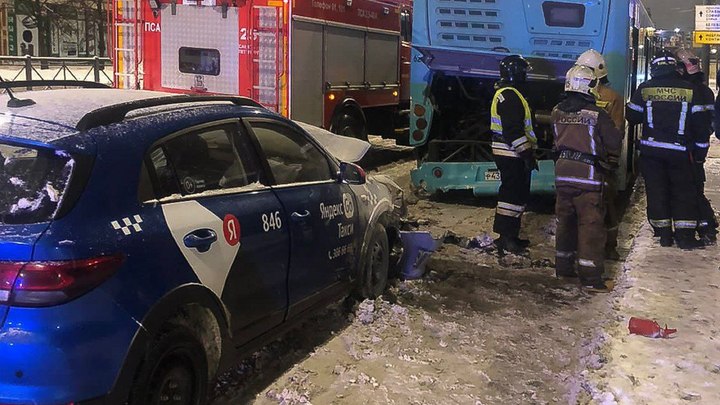 В Петербурге водитель автобуса спас человека из горящей машины