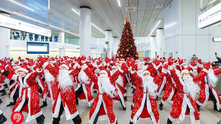 Нашествие Дедов Морозов зафиксировали в метро и на МЦД