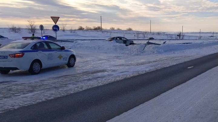 Ледяное препятствие: водитель наехал на ограждение в Челябинской области