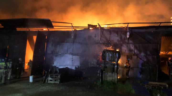 В Краснодаре ночью загорелись склады на Путевой