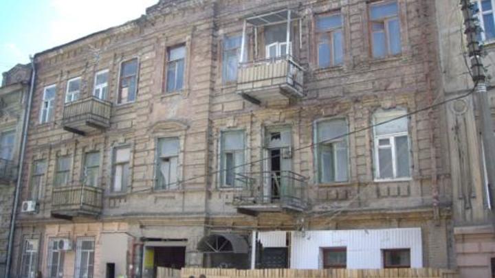 В центре Ростова рухнула стена заброшенного исторического здания