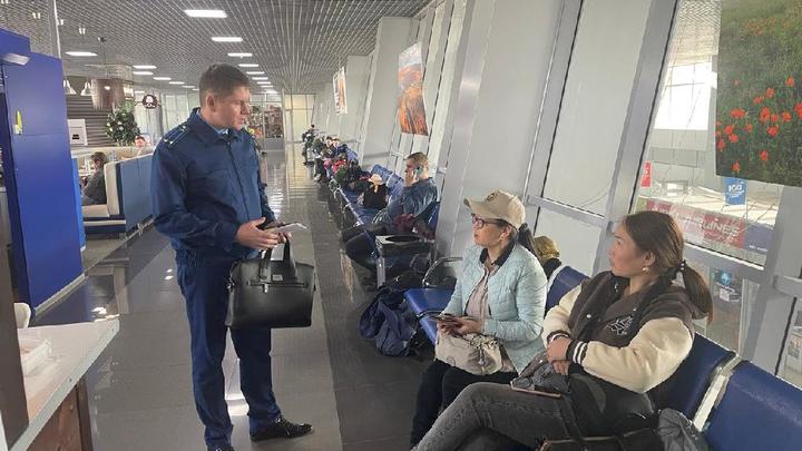 В Чите пассажирка при инструктаже перед полетом выпустила надувной трап
