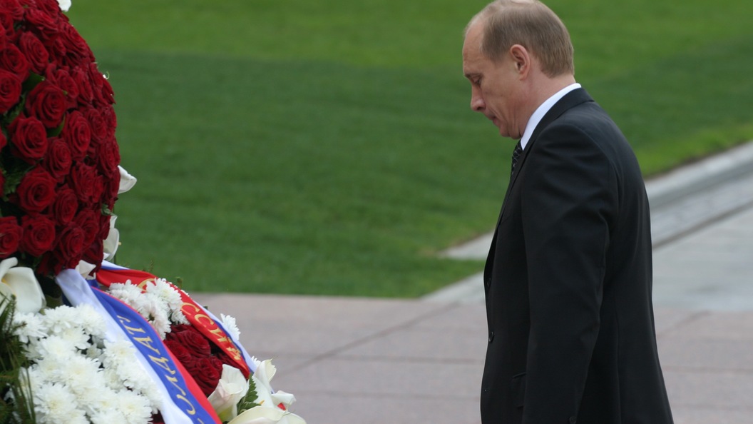 Промокший до нити на церемонии у Могилы Неизвестного бойца Путин покорил соцсети Промокший до нити на церемонии у Могилы Неизвестного бойца Путин покорил соцсети