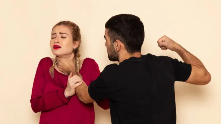 А ты че такая блатная?: полиция нашла мужчин, напавших на девушку в центре Челябинска