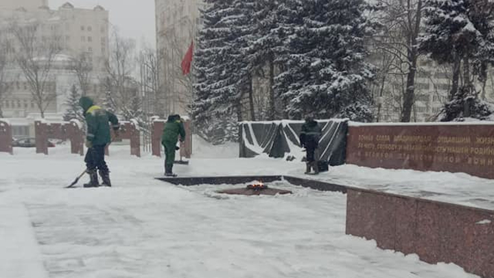 Владимир стоит в пробках из-за ночного снегопада