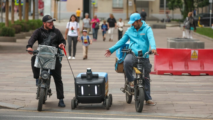 Из нелегала в бизнесмена за пять минут: Мигрантам проделали дыру в законе - не подкопаешься